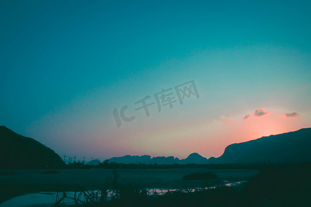 全景 Sam Roi Yot 山脉在泰国日落时分层景观。