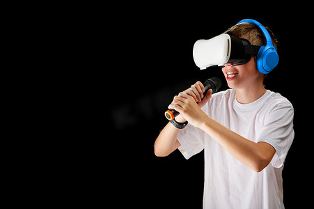 青少年使用现代技术进行娱乐或教育。 
