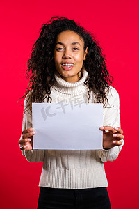 漂亮的混血女孩，非洲头发，拿着白色 a4 纸海报。