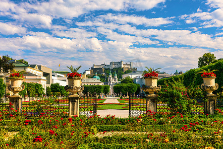 著名的米拉贝尔花园的美丽景色，背景是奥地利萨尔茨堡历史悠久的萨尔茨堡要塞。