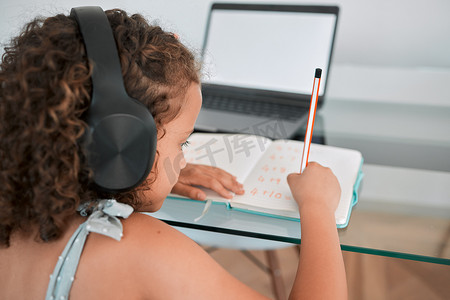 女孩在笔记本电脑上写作、学习、工作或在线学习的家庭、学校和教育。
