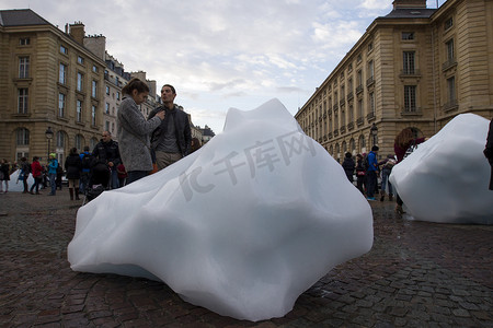 气候变暖摄影照片_法国 - 气候 - 变暖 - COP21 - 艺术