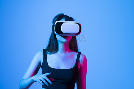 黑发女人获得使用 VR 耳机的经验。