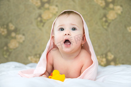 婴儿洗澡摄影照片_宝宝用毛巾洗澡后。