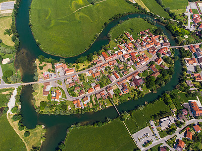 Kostanjevica na Krka 中世纪小镇被克尔卡河包围，斯洛文尼亚，欧洲。