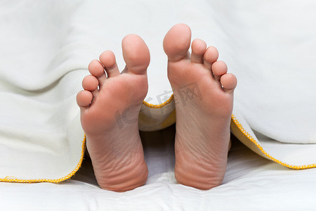 女人睡觉摄影照片_人脚上的床毯