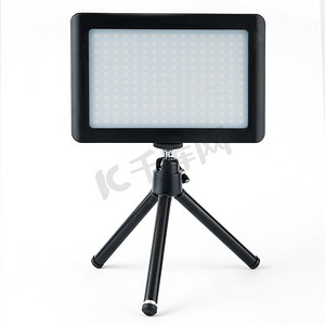 电气视频摄影照片_用于视频拍摄的 LED 面板、LED 灯，位于三脚架上的白色背景上