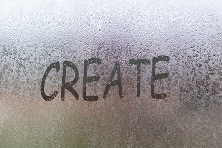 窗户上的雾气玻璃上写着手写文字，上面有雨滴、充实生活的概念和动力