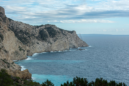 西班牙伊维萨岛 — 2019年9月1日：下午晚些时候，亚特兰蒂斯Cala de Hort悬崖