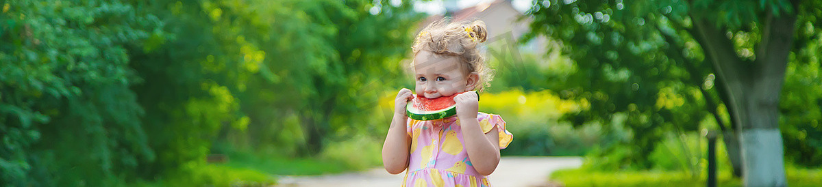小女孩夏天吃西瓜。