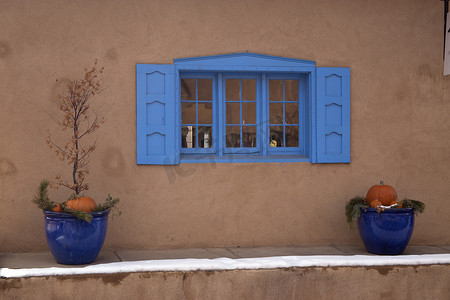 灰南瓜摄影照片_新墨西哥州圣达菲的蓝窗