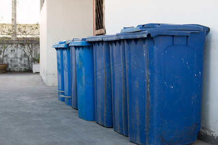 蓝色、红色垃圾箱、回收箱、垃圾桶和公立医院。