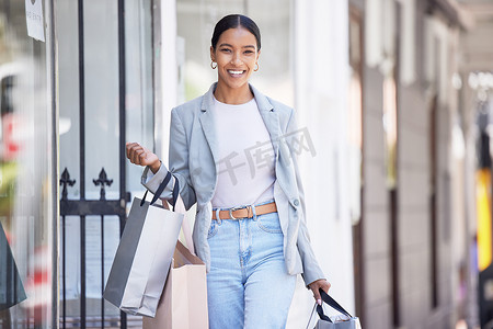 时尚、零售和购物，快乐的黑人女性对促销感到兴奋，在城市里散步时拎着包。