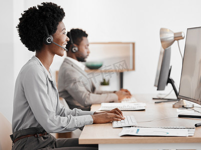 呼叫中心摄影照片_呼叫中心工作人员在办公室与计算机进行在线通信，在电话营销公司提供建议并在互联网上进行咨询。