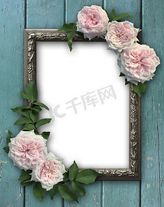 红色照片模板摄影照片_旧木背景上的复古玫瑰和空白相框