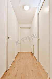 现代公寓里的长走廊