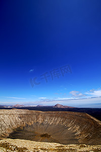 蒂法摄影照片_蒂曼法亚火山岩石头天空山和夏天