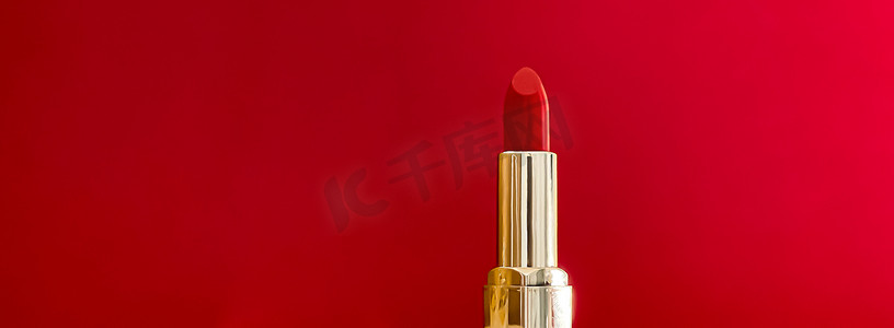 彩色背景金管红色唇膏、豪华化妆品和美容品牌产品设计化妆品