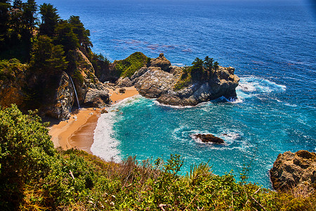 加利福尼亚州标志性的麦克威瀑布位于隐藏的海洋海湾中