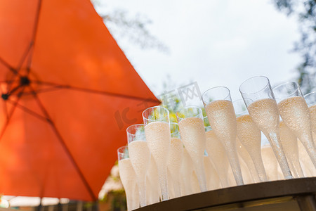 欢迎饮料区提供装在一次性塑料酒杯中的香槟。