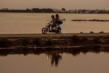 新冠肺炎时期，西班牙福门特拉岛塞萨利内斯自然公园内骑摩托车的人。