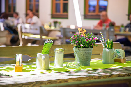 德国咖啡馆空桌子。