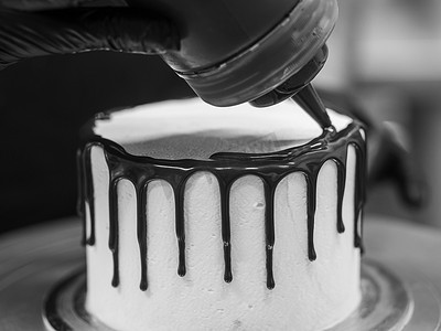蛋糕设计师用巧克力甘纳许滴釉，奶油白色光滑蛋糕