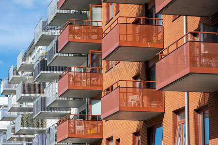 有许多阳台的红白公寓楼细节