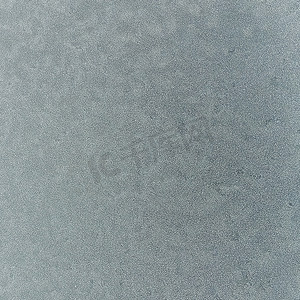 汽车金属表面结霜，具有灰色模糊效果。