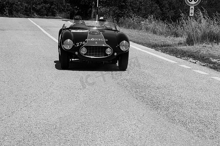 法拉利 166 MM SPIDER VIGNALE 1953 年在一辆旧赛车上参加 2022 年著名意大利历史赛事 Mille Miglia 拉力赛（1927-1957 年）