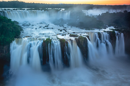 伊瓜苏瀑布壮观的景观，从南美洲阿根廷一侧看