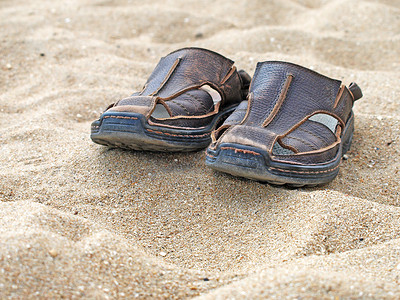 鞋子在沙子上。