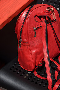 黑色椅子上的红色皮革休闲男女通用背包