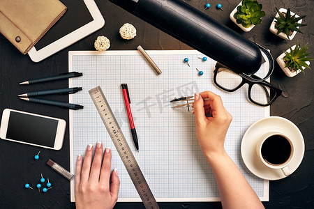 办公桌背景手用笔书写建筑项目创意概念。