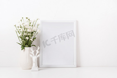 白桌上花瓶里插着菊花的白框模型