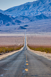 通往沙漠山脉的漫长道路