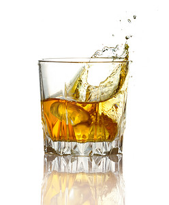 溅入一杯威士忌和隔离的冰块中