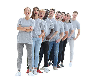 一群穿着灰色T恤的年轻人站成一排