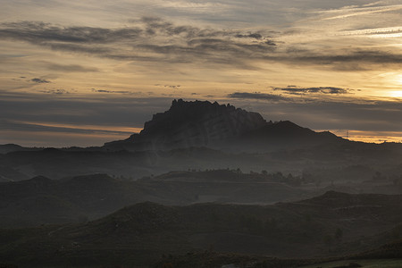 大雾风景摄影照片_清晨的蒙特塞拉特山