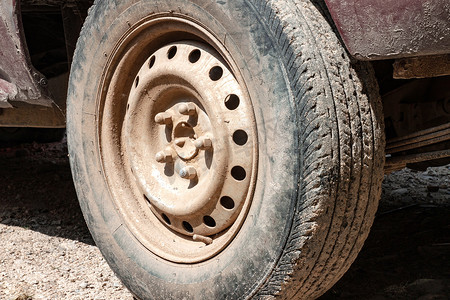 扁平的汽车轮子，老技术已经过时。