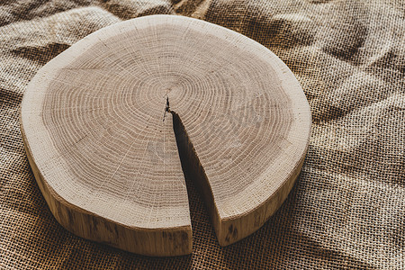 木桩年轮摄影照片_木树桩，横截面，切割木树干切片。