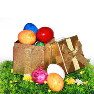 色彩缤纷的复活节彩蛋作为礼物
