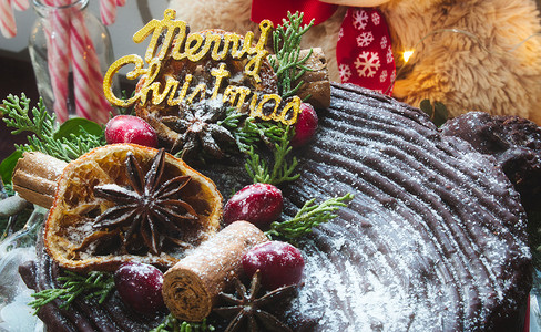 巧克力蛋糕上的圣诞快乐金字