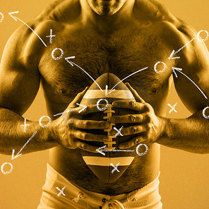赤裸上身的美国足球运动员带球的复合图像
