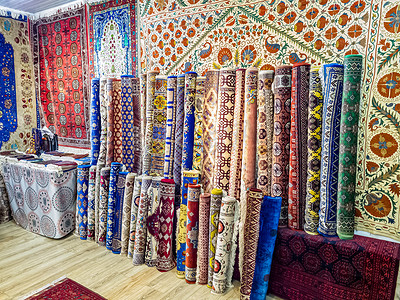 亚洲商店、商店里有民族地毯、装饰性民间包、许多带有刺绣的华丽枕头。