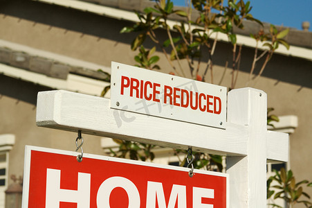 降价房地产标志和新住宅