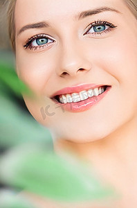 自然之美，完美洁白的牙齿和健康的微笑，大自然中美丽的女人，用于护肤化妆品和牙科护理