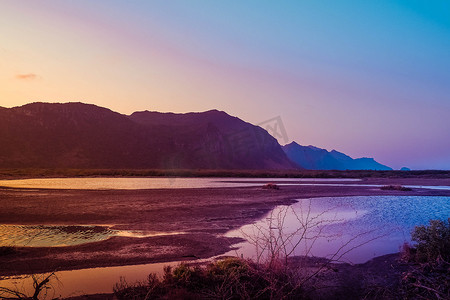 全景 Sam Roi Yot 山脉在泰国日落时分层景观。