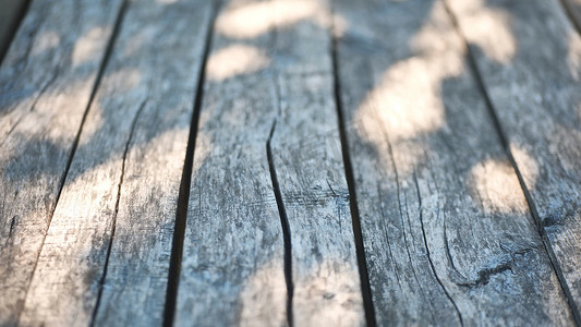 夏日花园里的一张旧木桌，阳光灿烂。