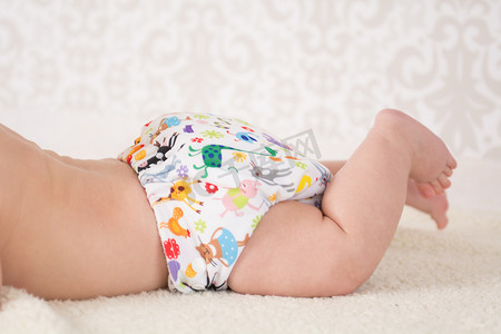 宝宝穿着可重复使用的尿布